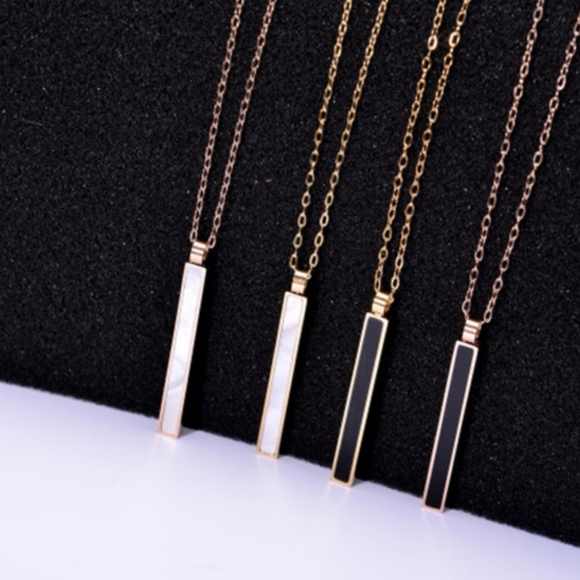 Minimalist 18k gold shell pillar necklace - Picture 4 of 4